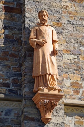 성 베드로_photo by Thomas Hummel_on the facade of the Church of St Marcellinus and Petrus in Vallendar_Germany.jpg
